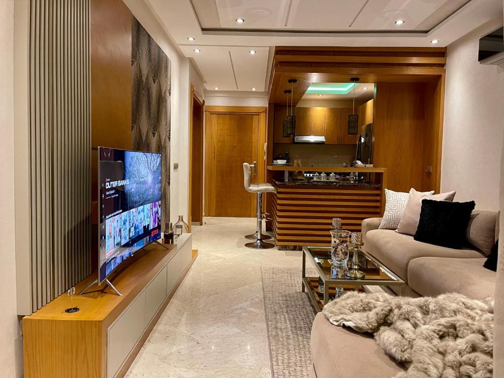 โทรทัศน์และ/หรือระบบความบันเทิงของ Dar Bouazza Luxueux appartement avec vue sur mer