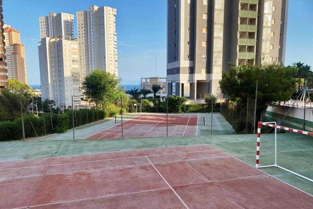 Tenis a/nebo squash v ubytování See the Sea Miramar apartment - 150m to the beach nebo okolí