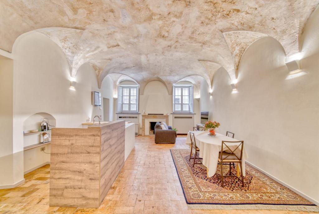 un soggiorno con tavolo e soffitto ricoperto di funghi di Il Loft di Quintino a Parma