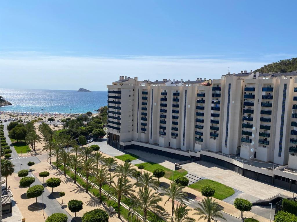 einen Luftblick auf ein Resort mit Palmen und dem Meer in der Unterkunft GEMELOS 24 CALA DE FINESTRAT. Vistas al mar. in Benidorm