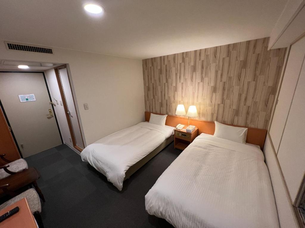 北見市にあるKitami Daiichi Hotel - Vacation STAY 73148vのホテルルーム ベッド2台&ランプ2つ付