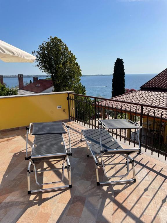 - deux chaises et une table sur la terrasse dans l'établissement Apartments CLIFF Piran, à Piran