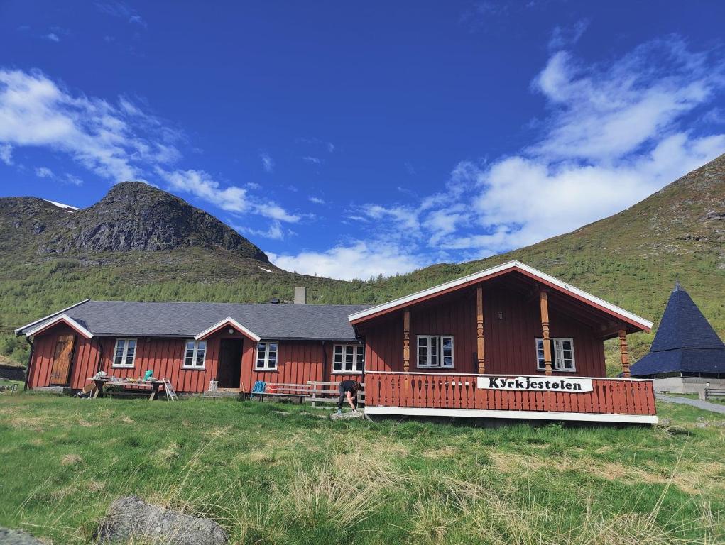 a log cabin with a mountain in the background at Kyrkjestølen B&B in Tyinkrysset