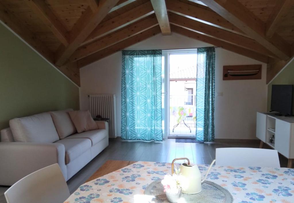 Telewizja i/lub zestaw kina domowego w obiekcie Dreaming Feriolo - mansarded apartment by Danilo Apartments