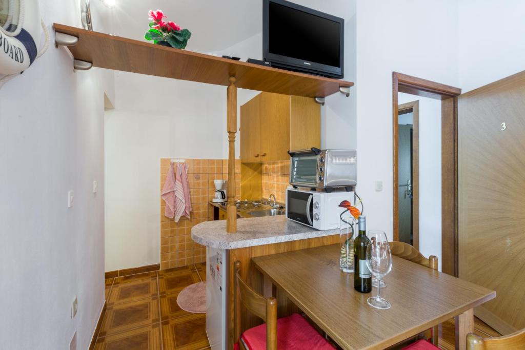 Kuchyňa alebo kuchynka v ubytovaní Studio Apartmani Marcela