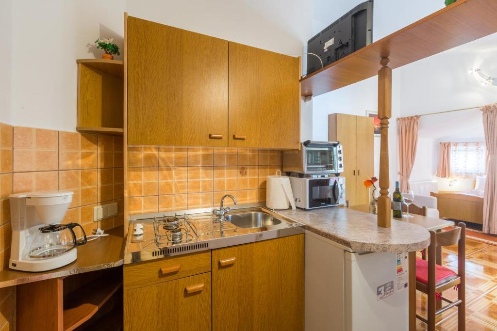 Kuchyňa alebo kuchynka v ubytovaní Studio Apartmani Marcela