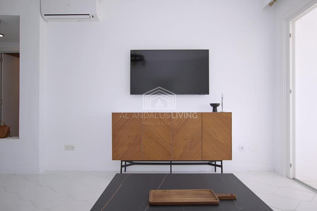 Televízia a/alebo spoločenská miestnosť v ubytovaní Open plan modern apartment with sea views in Miraflores, Mijas Costa