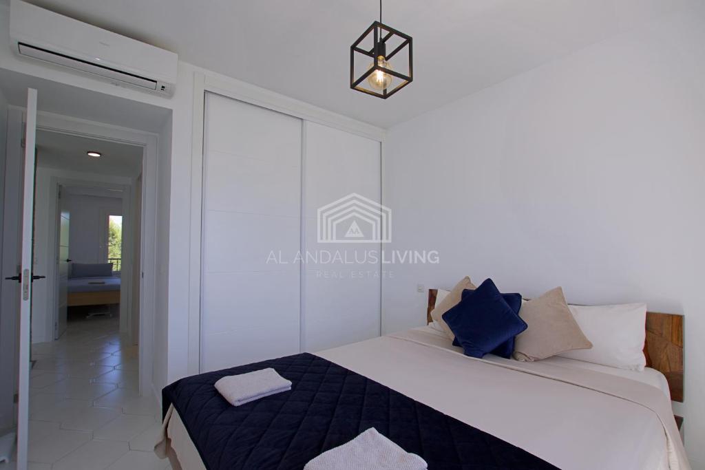 Posteľ alebo postele v izbe v ubytovaní Open plan modern apartment with sea views in Miraflores, Mijas Costa