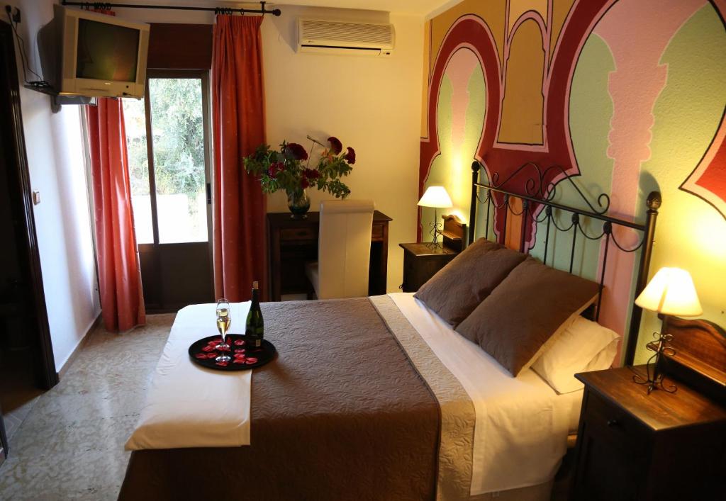a bedroom with a bed with a plate on it at Hotel Puerta Nazarí in Órgiva
