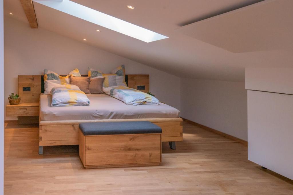 Postel nebo postele na pokoji v ubytování "Haus am Illufer" Ihr Smart-Alpin-Home in Bludenz