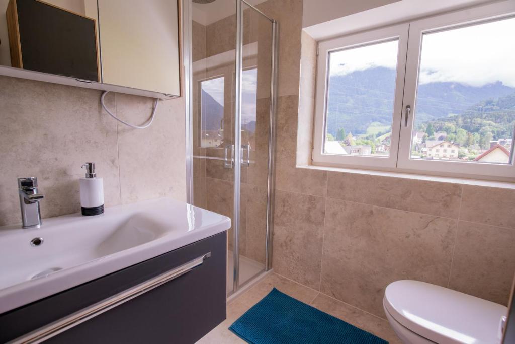 Koupelna v ubytování "Haus am Illufer" Ihr Smart-Alpin-Home in Bludenz