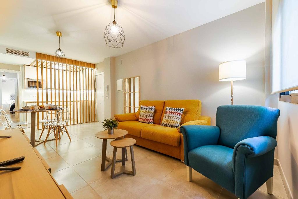 ein Wohnzimmer mit einem Sofa und einem Tisch in der Unterkunft Sur Suites El Cano 2 in Fuengirola
