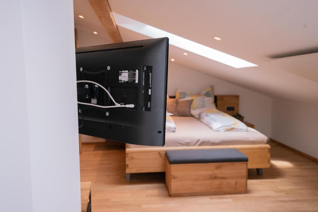 Postel nebo postele na pokoji v ubytování "Haus am Illufer" Ihr Smart-Alpin-Home in Bludenz