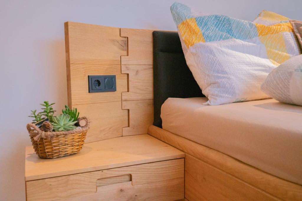 Postel nebo postele na pokoji v ubytování "Haus am Illufer" Ihr Smart-Alpin-Home in Bludenz