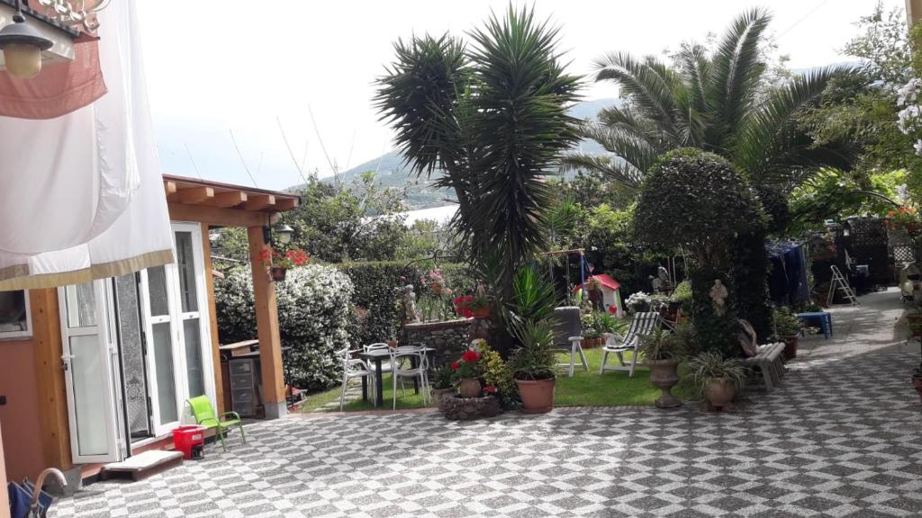 A garden outside L'angolo di Chiavari