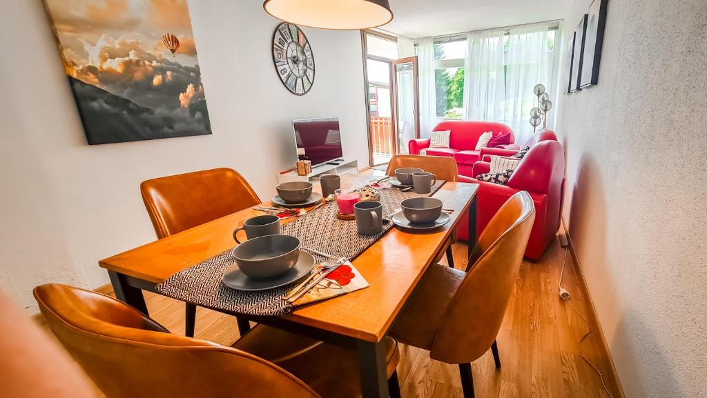 - une salle à manger avec une table et des chaises dans l'établissement black-forest holiday - Ferienresort am Schluchsee, à Schluchsee