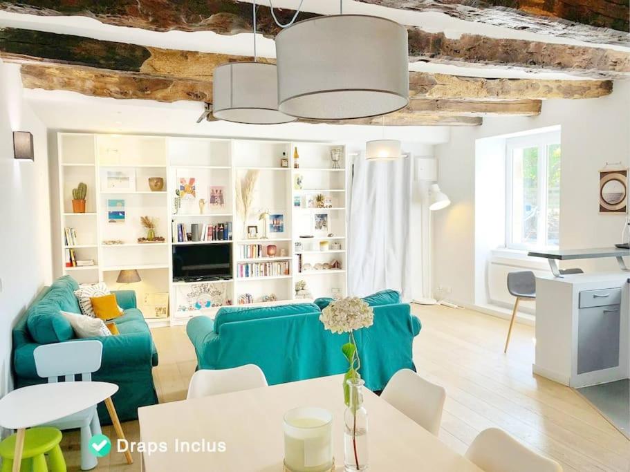 un salon avec un canapé bleu et une table dans l'établissement ENTIRE HOUSE - Familly Home Cosy&Relax StMalo-Dinan-Rennes-MtStMichel, à Saint-Thual