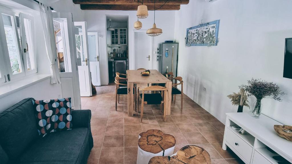 Posezení v ubytování Rector's Villa - Charming Retreat in Old Town with Jacuzzi in Private Courtyard