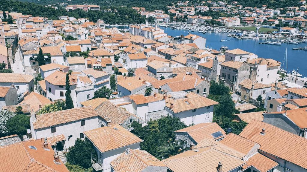 Nespecifikovaný výhled na destinaci Rab nebo výhled na město při pohledu z prázdninového domu