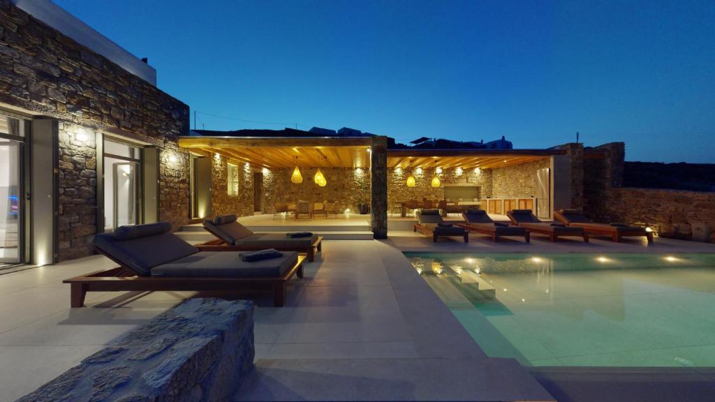 Bazén v ubytování The Mykonist Panormos Exclusive Suites & Villas nebo v jeho okolí