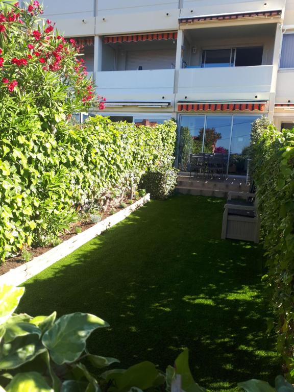 a garden in front of a building at STUDIO BANDOL 2 Etoiles Climatisé in Bandol