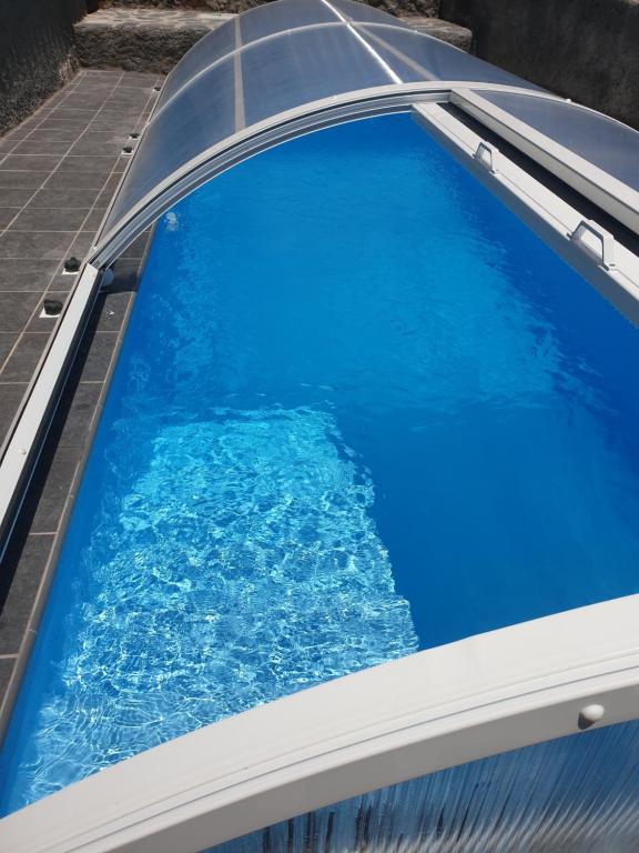 una vista sul tetto di una piscina con acqua blu di Casa Gerian a Vallehermoso