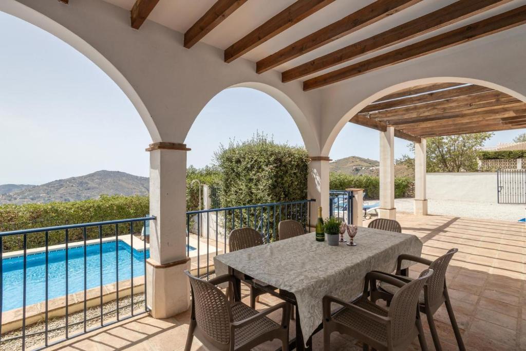 Basen w obiekcie Villa Málaga con Piscina Vallada, Barbacoa y hermosas vistas by AndaraHolidays lub w pobliżu