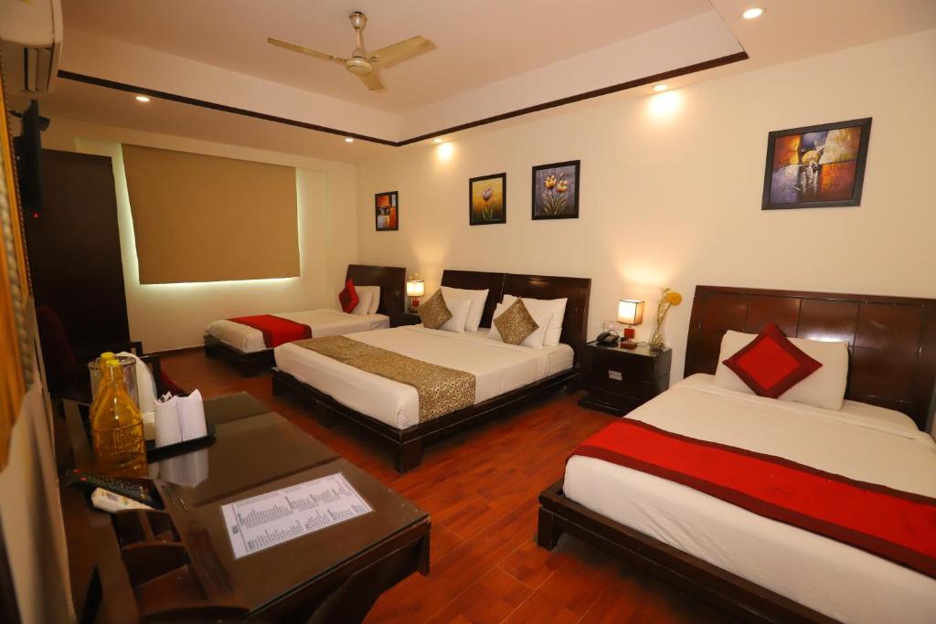 Postel nebo postele na pokoji v ubytování Hotel Mayur Assam - New Delhi Railway Station