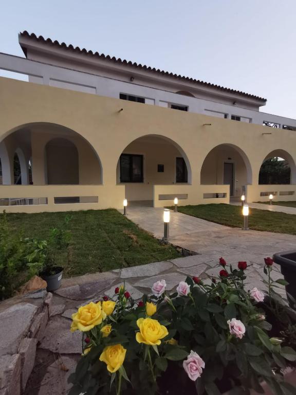 budynek z kwiatami przed nim w obiekcie Villa Bianca w mieście Chia