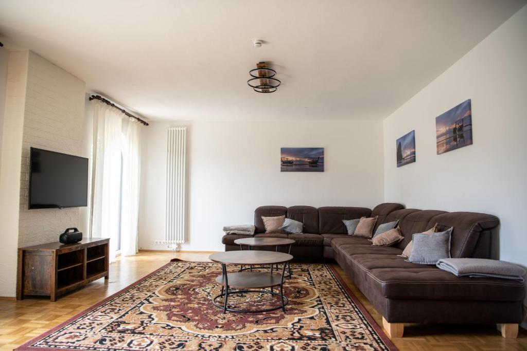 a living room with a couch and a table at Ganzes Haus mit viel Platz für Familie und Freunde in Klagenfurt