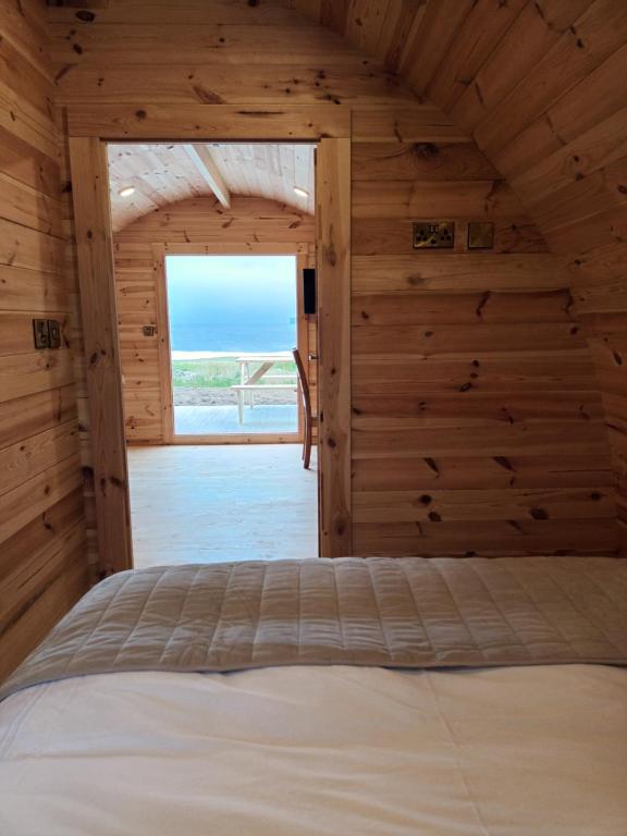 Una cama o camas en una habitación de Ceide Glamping