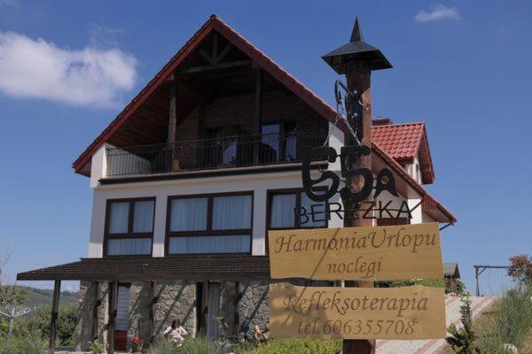una casa grande con un cartel delante en HarmoniaUrlopu en Polańczyk