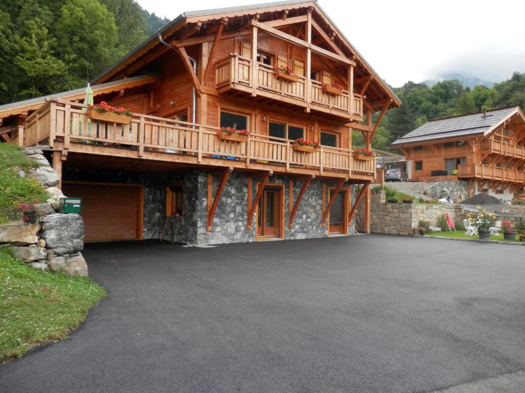 dom z dużym podjazdem przed nim w obiekcie CHALET INDIVIDUEL TRES ENSOLEILLE AU CALME VUE IMPRENABLE w mieście Saint-Étienne-de-Tinée