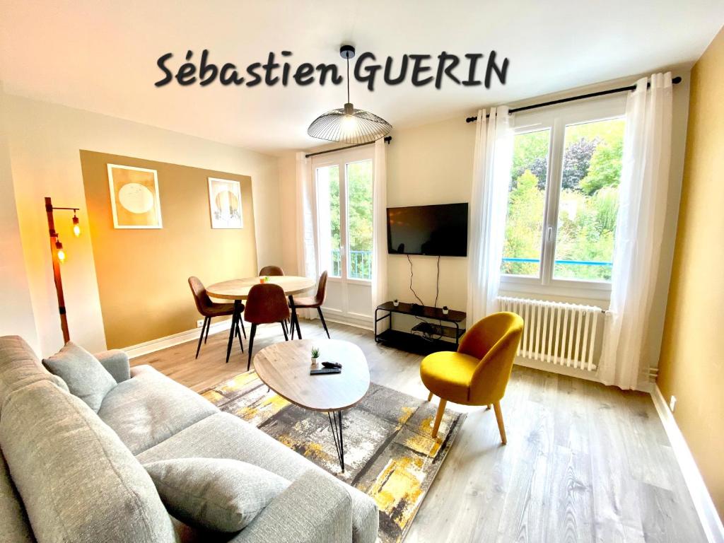 un salon avec un canapé et une table dans l'établissement Superbe logement - 2 chambres - en centre-ville avec parking, à Troyes