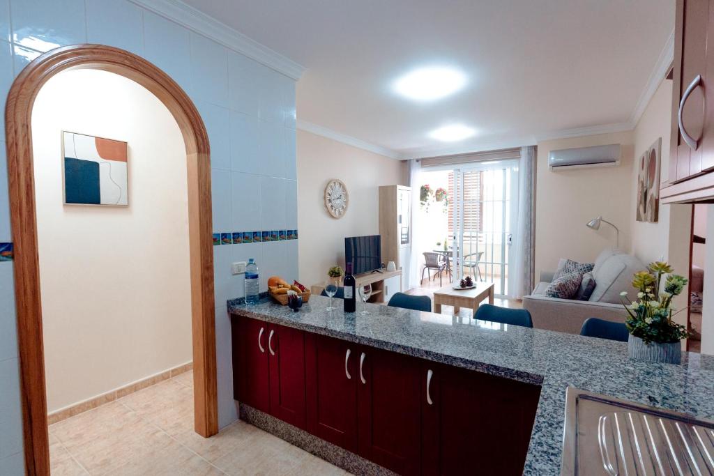 Telewizja i/lub zestaw kina domowego w obiekcie Apto ACHE, acogedor apartamento de 66 m con terraza, aire acondicionado y parking privado gratuito