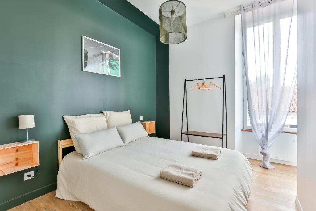 um quarto com uma cama grande e uma parede verde em VILLA VERDE #Hypercentre #Charente #Parking em Cognac