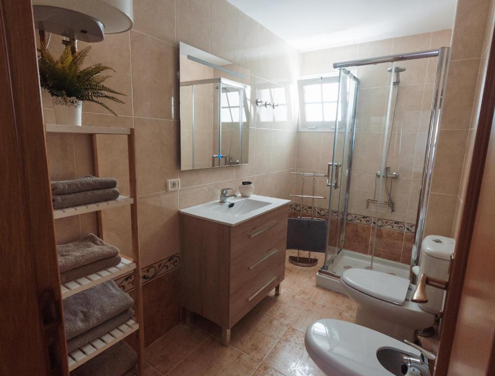 Łazienka w obiekcie Apto ACHE, acogedor apartamento de 66 m con terraza, aire acondicionado y parking privado gratuito