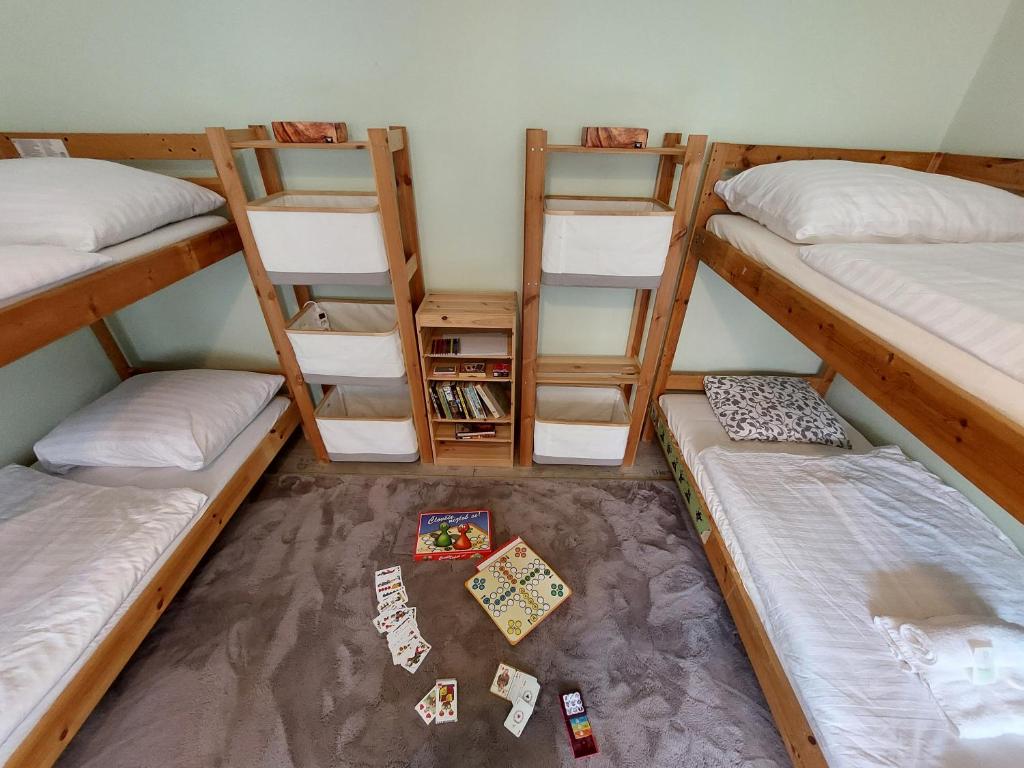 Postel nebo postele na pokoji v ubytování Modré okno
