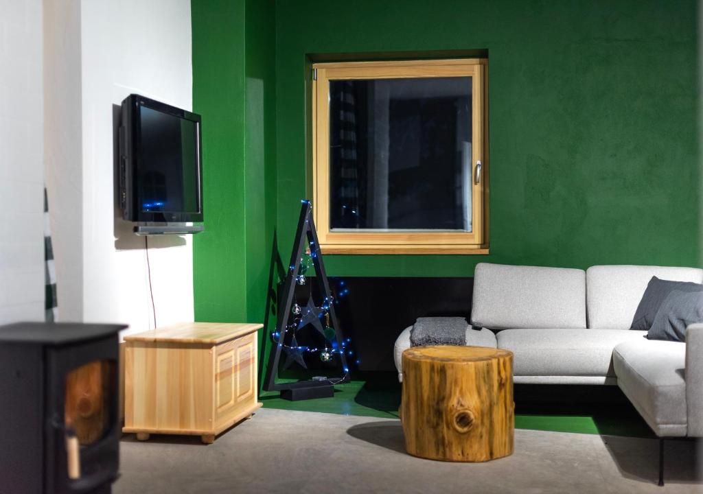 Televízia a/alebo spoločenská miestnosť v ubytovaní Chata Jarzębata