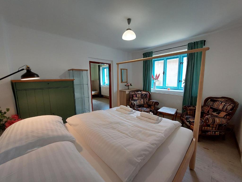 Postel nebo postele na pokoji v ubytování Modré okno