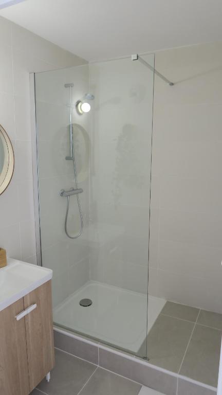 Koupelna v ubytování Appartement chaleureux et élégant en résidence.