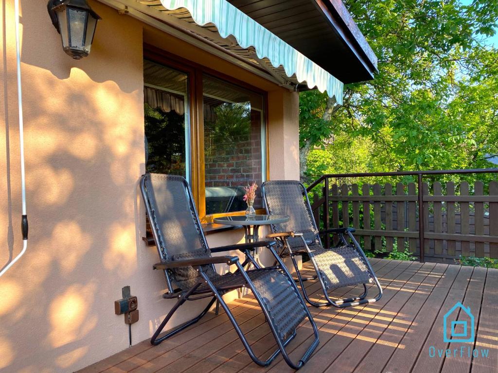 Balkón alebo terasa v ubytovaní Holibobos Year Round Cottage in Kamień by the Lake Only 30 Minutes from Gdańsk and Gdynia