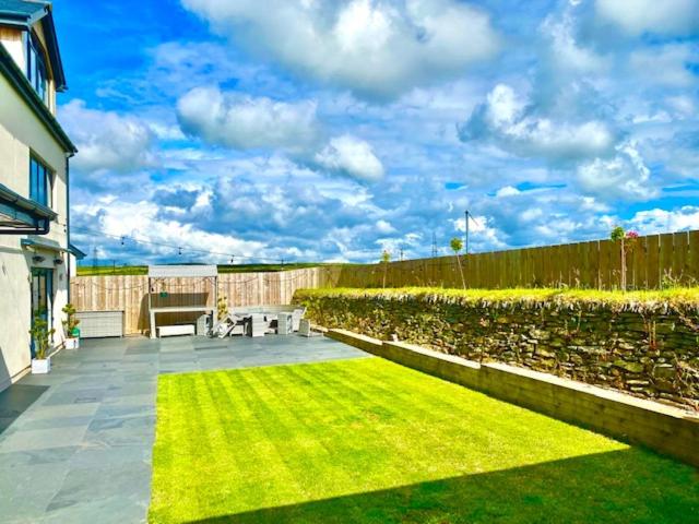 a garden with a bench and a fence and grass at Shackled-Am-Not in Camelford