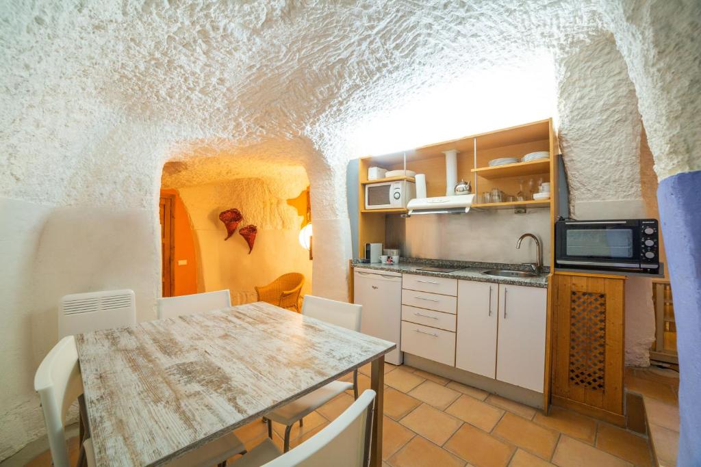 Kuchyň nebo kuchyňský kout v ubytování Cuevas de las Bardenas