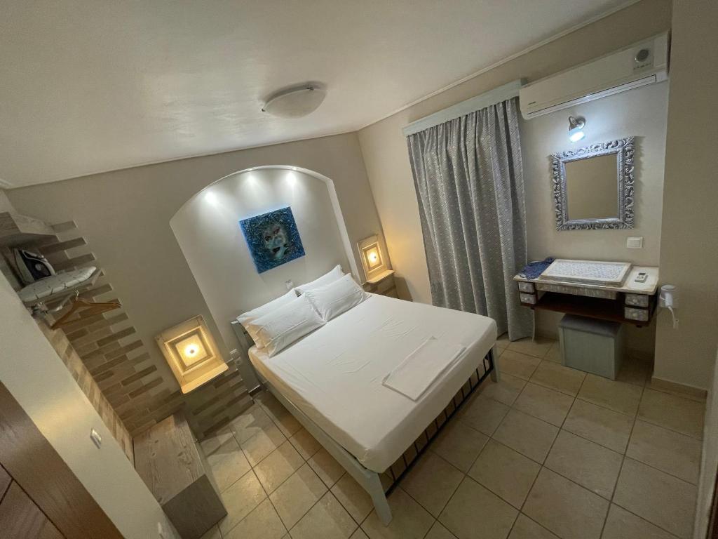 una piccola camera con letto e scrivania di Spetses Center Comfy Apartment a Spetses