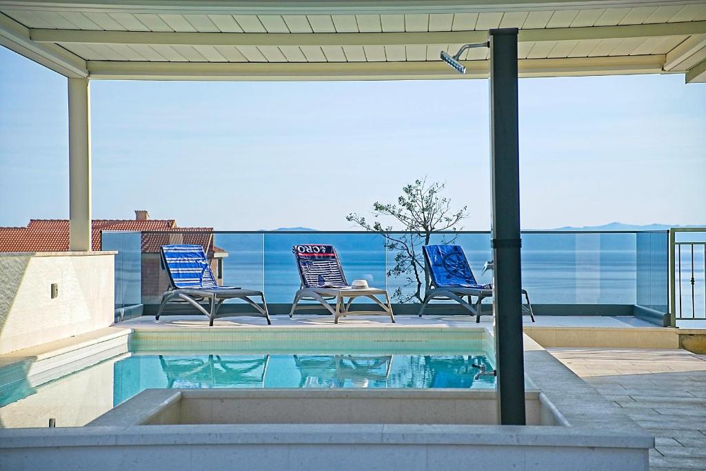 Bazén v ubytovaní Exclusive Makarska Apartment Aurora alebo v jeho blízkosti