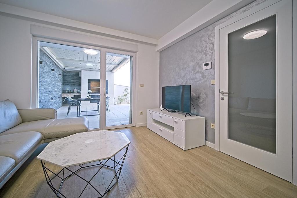 Televízia a/alebo spoločenská miestnosť v ubytovaní Exclusive Makarska Apartment Aurora