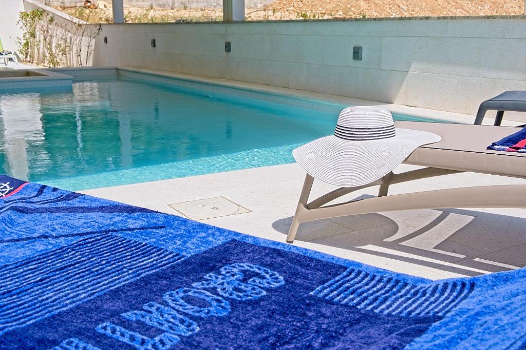 Bazén v ubytovaní Exclusive Makarska Apartment Aurora alebo v jeho blízkosti
