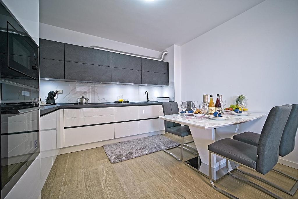 Kuchyňa alebo kuchynka v ubytovaní Exclusive Makarska Apartment Aurora