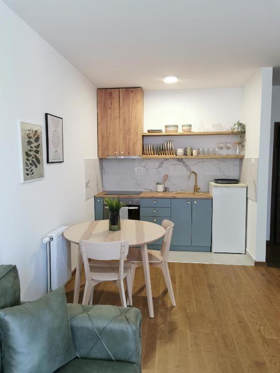 A kitchen or kitchenette at Apartman Dora